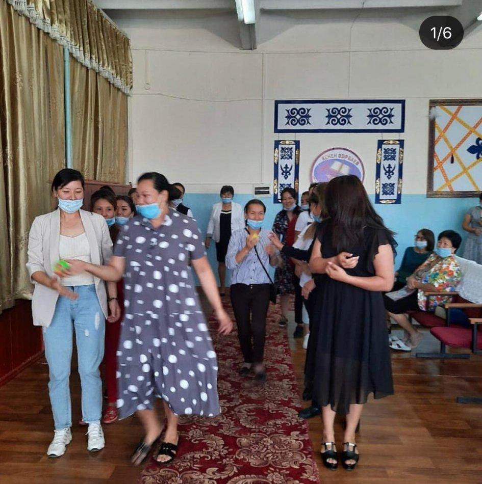 №41 Кенен Әзірбаев атындағы орта мектебінде 1 қыркүйек Білім күні мерекесіне орай, кезекші сыныптар мен оқушылар арасындағы салтанатты жиын қашықтықтан ұйымдастырылды.