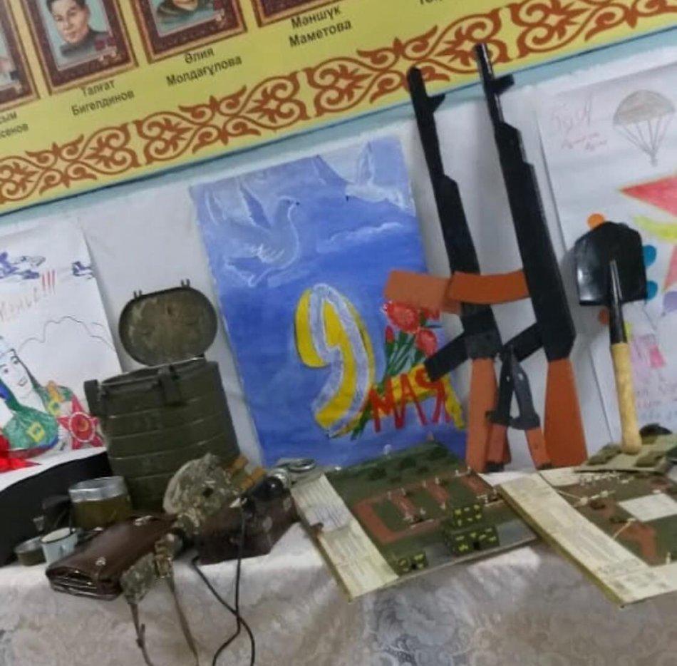 Оқушыларға арналған «Әскери даңқ» атты ақпараттық бұрыш ұйымдастырылды. Әскери даңқ бұрышына оқушылардың жасаған қол өнерлері мен көркемдеп салған суреттері келген қонақтарымыз бен оқушылардың назарына ұсынылды.