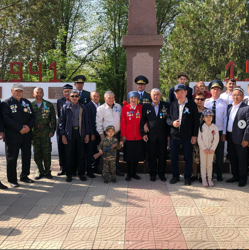 Отар ауылында Жеңіс күніне орай ауыл тұрғындары мен қонақтары Даңқ мемориалына гүл шоқтарын қою сәті
