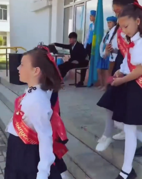 Соңғы қоңырау - мектеп бітіруші түлектерді ерекше тебірентіп, кеудеге қимастық сезімін ұялататын сәт.