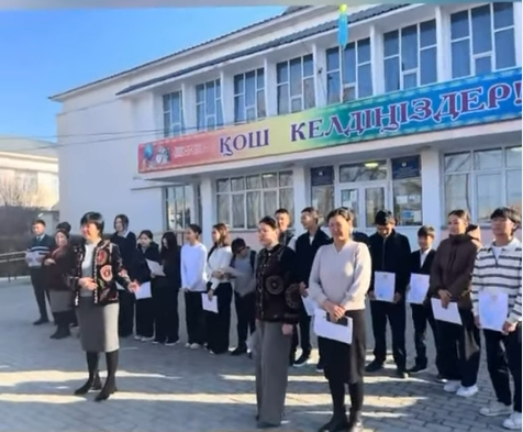 Мектеп басшысы жүлдегер оқушыларды құттықтады